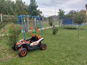 Un jardín fuera de Apartmani Ana