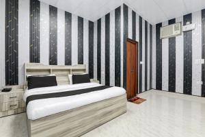 Ένα ή περισσότερα κρεβάτια σε δωμάτιο στο Hotel O Mansa Lawn & Banquets