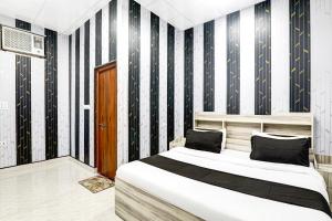 Ένα ή περισσότερα κρεβάτια σε δωμάτιο στο Hotel O Mansa Lawn & Banquets