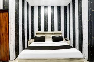 Ένα ή περισσότερα κρεβάτια σε δωμάτιο στο Hotel O Mansa Lawn & Banquets