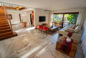 a living room with a couch and a table at Casa no Condomínio Aguas d'Ajuda in Porto Seguro