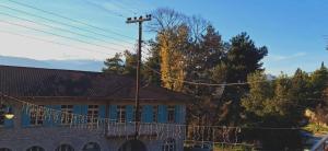 ein Gebäude mit einem Zaun davor in der Unterkunft levanta in Konitsa