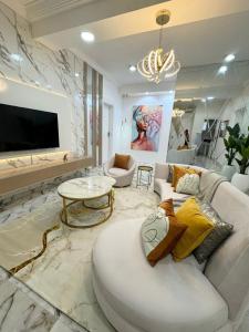 Μια τηλεόραση ή/και κέντρο ψυχαγωγίας στο Swanky Spaces