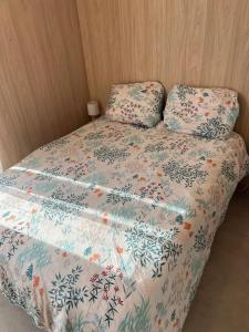 Ένα ή περισσότερα κρεβάτια σε δωμάτιο στο Chalet charmant à Acheux-en-Vimeu, 20 m², jardin