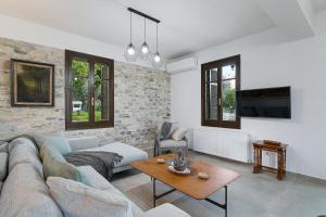 Μια τηλεόραση ή/και κέντρο ψυχαγωγίας στο Horizon View Lefkara with Pool, Garden, Parking