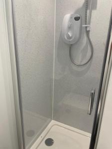 Garden Room at Tartan House في إينفيرنيس: دش مع باب زجاجي في الحمام