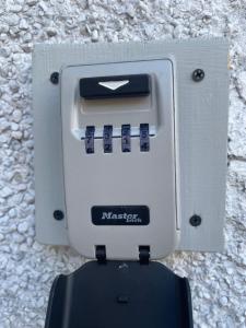 Garden Room at Tartan House في إينفيرنيس: آلة رمادية وسوداء موضوعة على الحائط