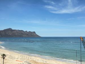 una vista di una spiaggia con una montagna sullo sfondo di Odeon Ocean View a Strand