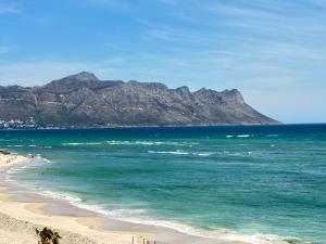 vista su una spiaggia con montagne sullo sfondo di Odeon Ocean View a Strand