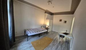 a small bedroom with a bed and a table at Apartment Esmarchstraße - Nähe Bahnhof Sebaldsbrück in Bremen