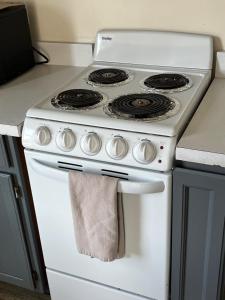 Køkken eller tekøkken på Modern Studio Retreat Minutes from Downtown Burlington