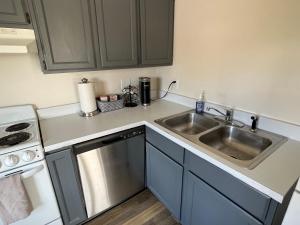 Køkken eller tekøkken på Modern Studio Retreat Minutes from Downtown Burlington