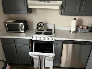 Køkken eller tekøkken på Modern Studio Retreat Minutes from Downtown Burlington