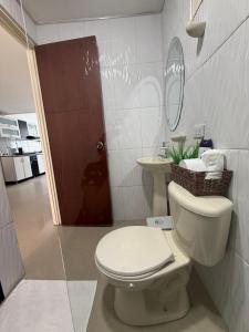 a bathroom with a toilet and a sink at Apartamento Limón Azul in Sogamoso +31 photos