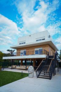 Το κτήριο όπου στεγάζεται  η βίλα