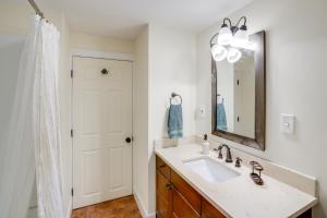 Koupelna v ubytování 5 Mi to Mt Snow Secluded Family Home with Game Area + 25 fotografií