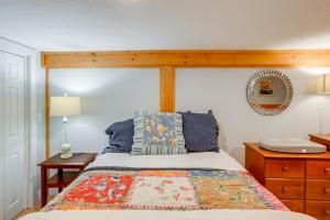 Postel nebo postele na pokoji v ubytování 5 Mi to Mt Snow Secluded Family Home with Game Area