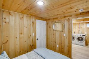 Fotografie z fotogalerie ubytování 5 Mi to Mt Snow Secluded Family Home with Game Area v destinaci West Dover