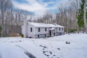 5 Mi to Mt Snow Secluded Family Home with Game Area v zimě