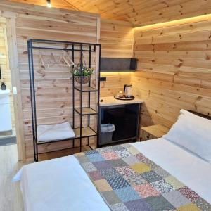 a bedroom with a bed and a desk in a room at Casute La Struti in Tîrgu Neamţ