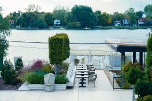 Θέα στο ποτάμι κοντά σε αυτή η βίλα +8 φωτογραφίες