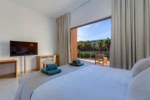 Un dormitorio con una cama grande y una ventana grande. en SALGADOS BEACH VILLA by My Algarve Rentals, en Bicas 59 fotos más