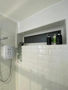 Luxury home from home 2 في ميدستون: حمام مع دش مع جدار من البلاط الأبيض
