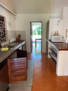 una cucina con lavello e microonde di Villa Louana a Las Terrenas