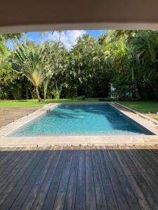 una grande piscina con terrazza in legno di Villa Louana a Las Terrenas