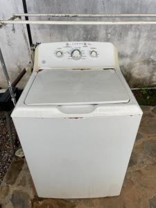 un fornello bianco posto sopra un frigorifero di Villa Louana a Las Terrenas