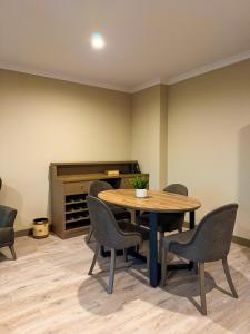 una sala de conferencias con una mesa y sillas de madera en Mountain Sky Hotel,  30 fotos más