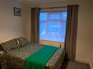 Postel nebo postele na pokoji v ubytování Cosy 2 Bedroom Luxury House