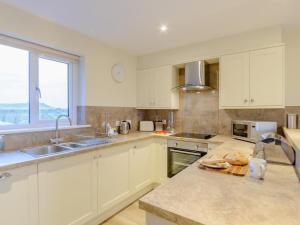 2 Bed in Alnwick oc-80488 في نيوتون باي ذا سي: مطبخ بخزائن بيضاء ومغسلة +12 صورة