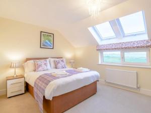 2 Bed in Alnwick oc-80488 في نيوتون باي ذا سي: غرفة نوم بها سرير ونافذتين