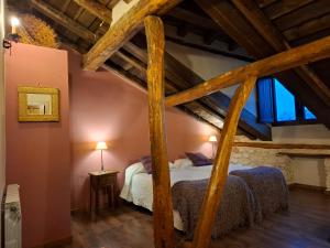 Ένα ή περισσότερα κρεβάτια σε δωμάτιο στο Casa Rural Los Yeros Aldeasoña - Segovia