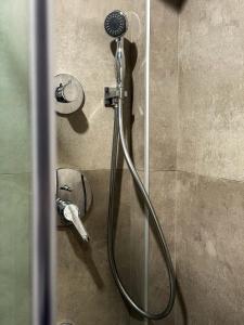 una ducha con cabezal de ducha en un baño en Mountain Sky Hotel, 