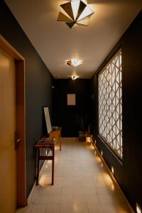 Un pasillo vacío con una mesa y una ventana. en Casa Nuevo Leon, en Ciudad de México