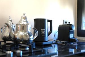 Příslušenství pro přípravu čaje a kávy v ubytování Cozy Apartment with Underground Parking Included