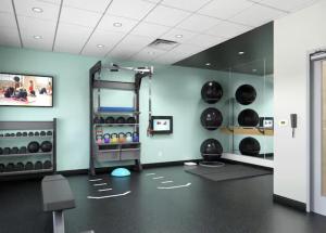 Tru By Hilton Puebla Angelopolis في بوبلا: غرفة مع صالة ألعاب رياضية مع رف من الكرات