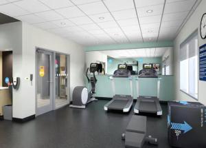 Tru By Hilton Puebla Angelopolis في بوبلا: صالة رياضية مع معدات للقلب في الغرفة