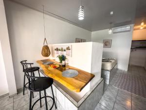 Una cocina o cocineta en Emma Hotel Jaco