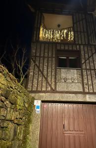 Casa con puerta de madera y balcón en El Rincón Templario, en La Alberca