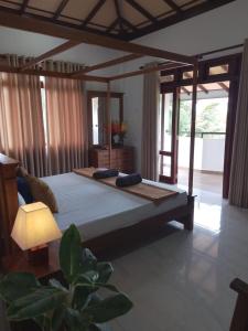 Villa Lanka Rose في Maggona West: غرفة نوم فيها سرير ومصباح