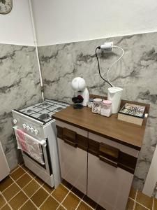 Airb&b Mery Milano-Cortina في ميلانو: مطبخ صغير مع موقد و كونتر توب +15 صورة