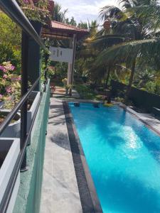 Villa Lanka Rose في Maggona West: حوض سباحة بجوار شرفة مع لافتة +9 صور