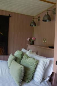 Postel nebo postele na pokoji v ubytování The Hideaway at Hidden Wood Glamping