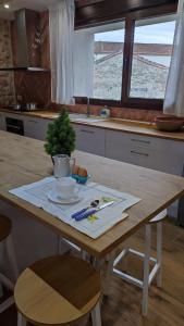 una cucina con un tavolo con una ciotola e una pianta sopra di La Cantizada a Viloria