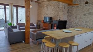 a kitchen and living room with a table and chairs at La Cantizada in Viloria