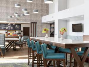 een eetkamer met een grote tafel en stoelen bij Hampton Inn & Suites Cadillac in Cadillac