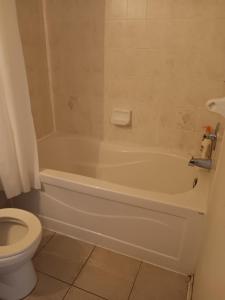 Ένα μπάνιο στο House near Toronto Pearson Airport